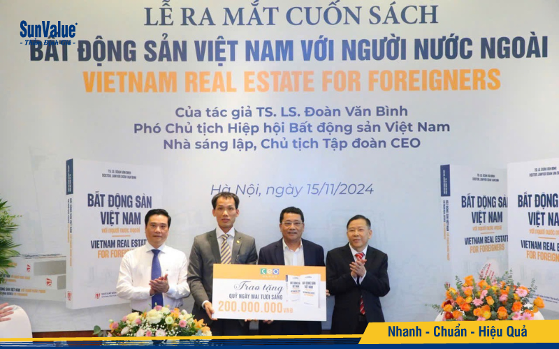 Hiệp hội đã ra mắt cuốn sách song ngữ “Bất động sản Việt Nam với người nước ngoài - Vietnam Real Estate For Foreigners”