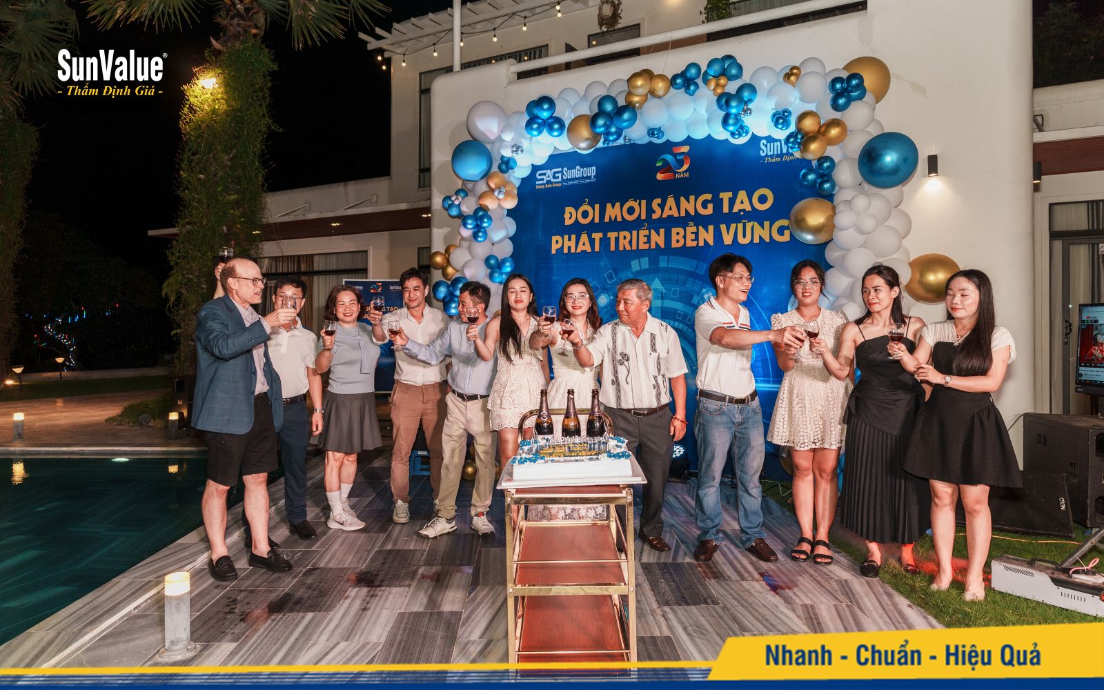 Khui rượu chúc mừng sinh nhật CBNV tháng 7