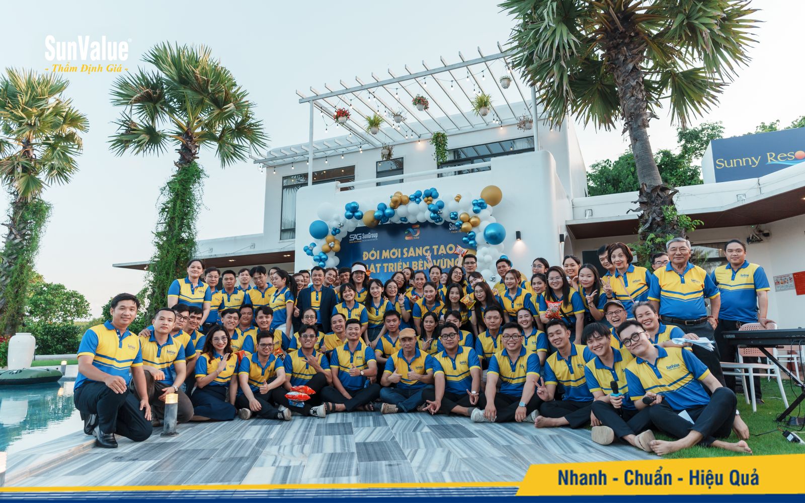 Các thành viên SunValue chụp ảnh tập thể