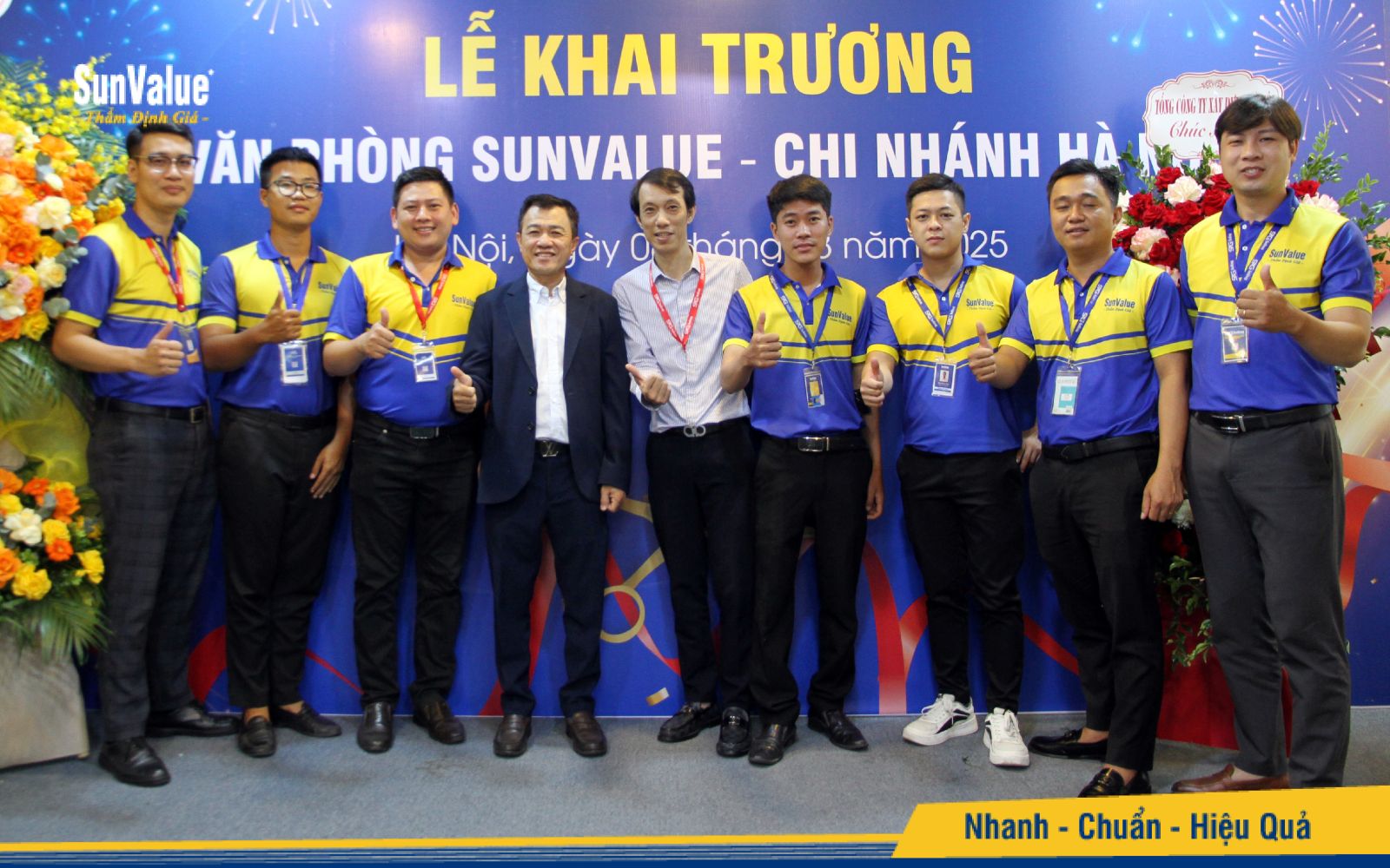 Chủ tịch Tập đoàn Thẩm định giá SunValue chụp ảnh lưu niệm cùng CBNV