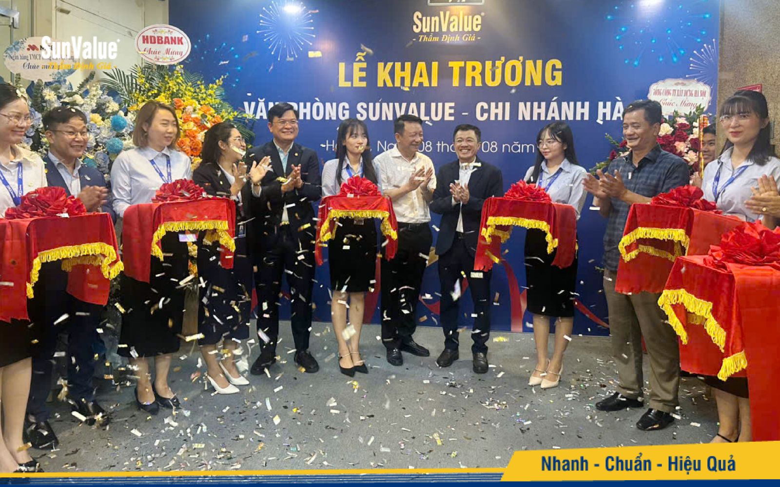 Cắt băng khai trương chi nhánh Hà Nội