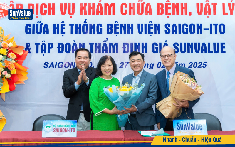 Thạc sĩ, Bác sĩ Nguyễn Nương Minh Ngà - TGĐ Hệ thống Bệnh viện SAIGON-ITO nhận quà tri ân từ ông Trương Thái Sơn - Chủ tịch Tập đoàn SunValue