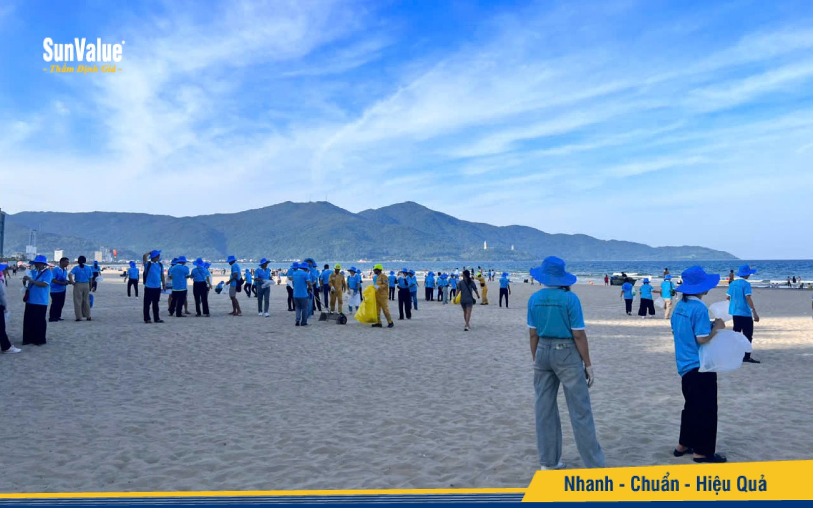 Các đại biểu đồng loạt tham gia thu gom rác, trả lại vẻ đẹp vốn có cho bãi biển Mỹ Khê