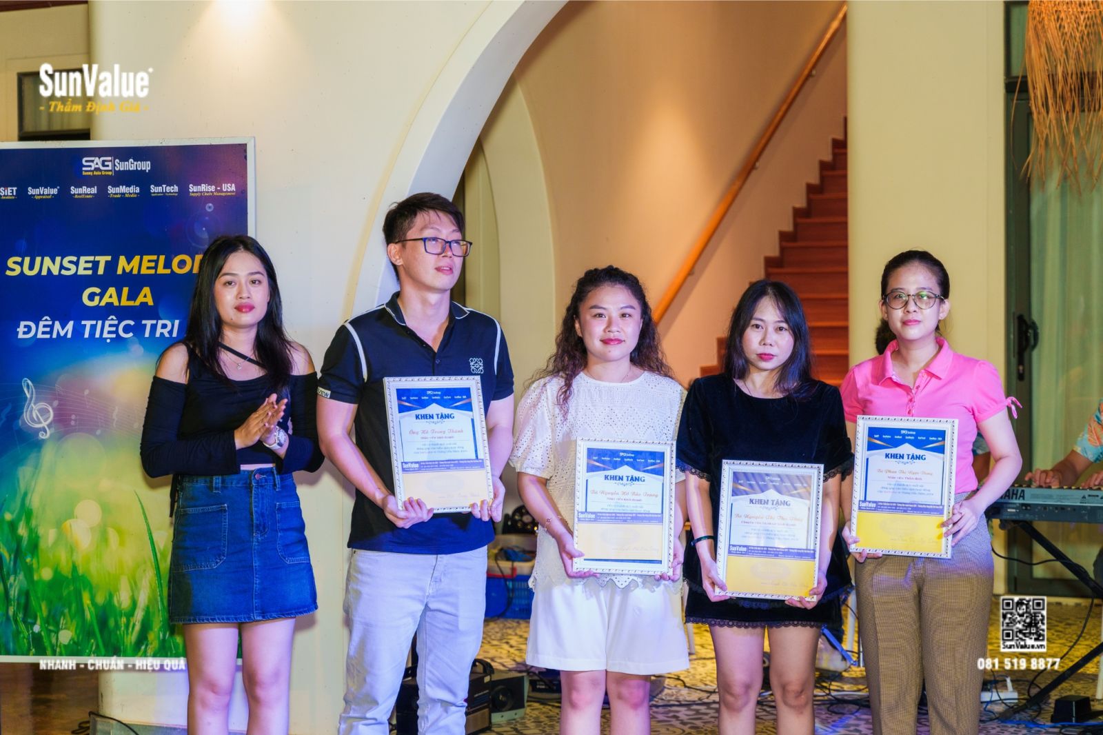 trao thưởng cho nhân viên xuất sắc