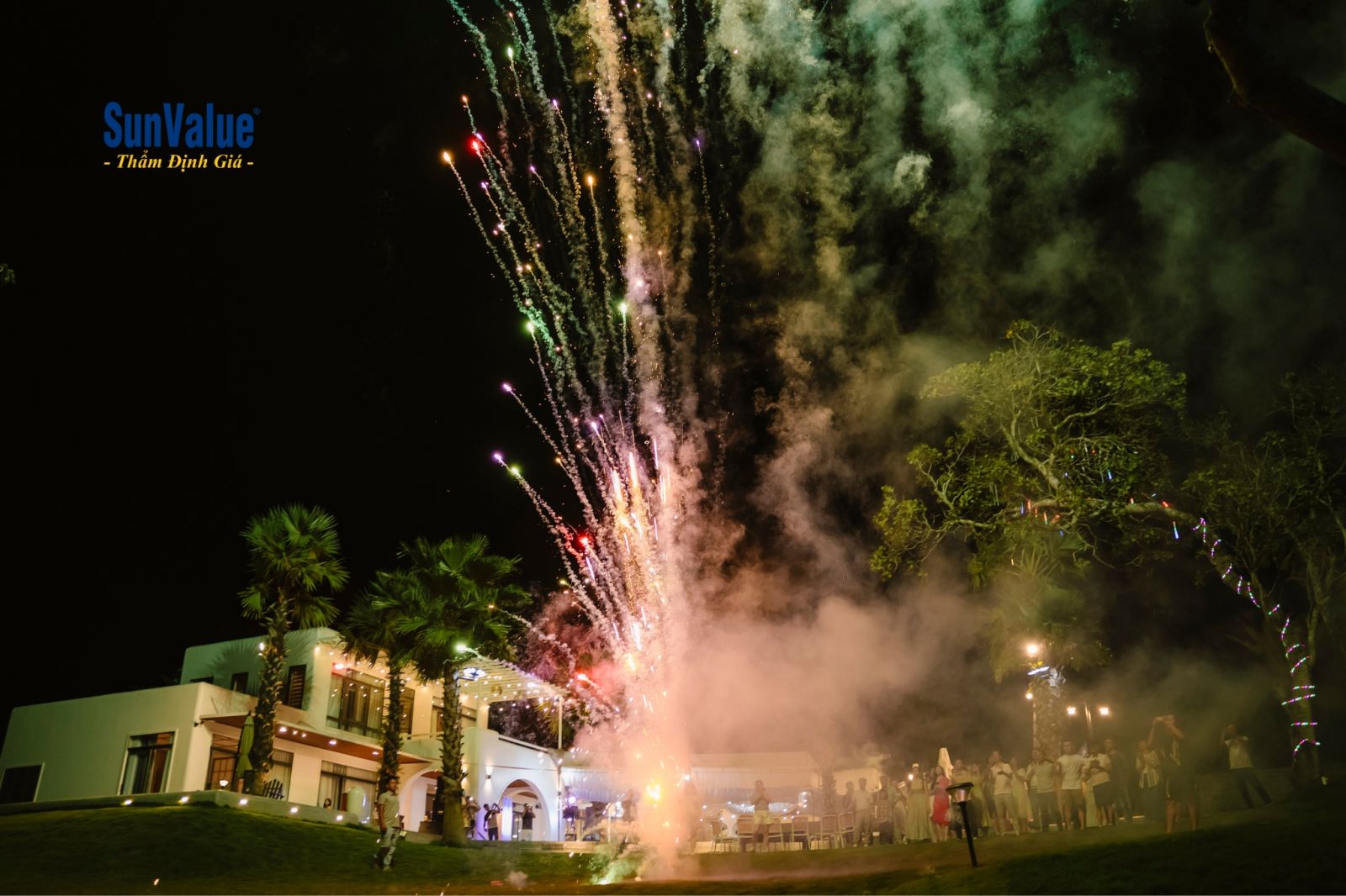 Bắn pháo hoa kết thúc chương trình Team Building