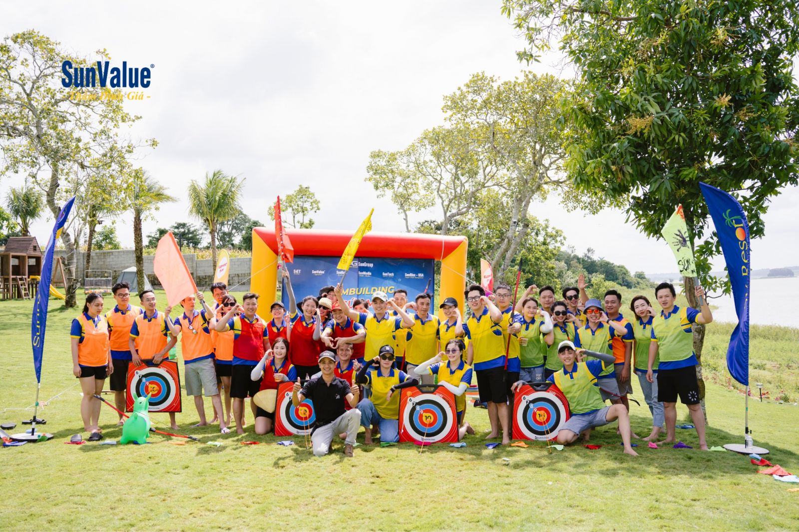 Ngày thứ hai mở đầu bằng hoạt động Team Building
