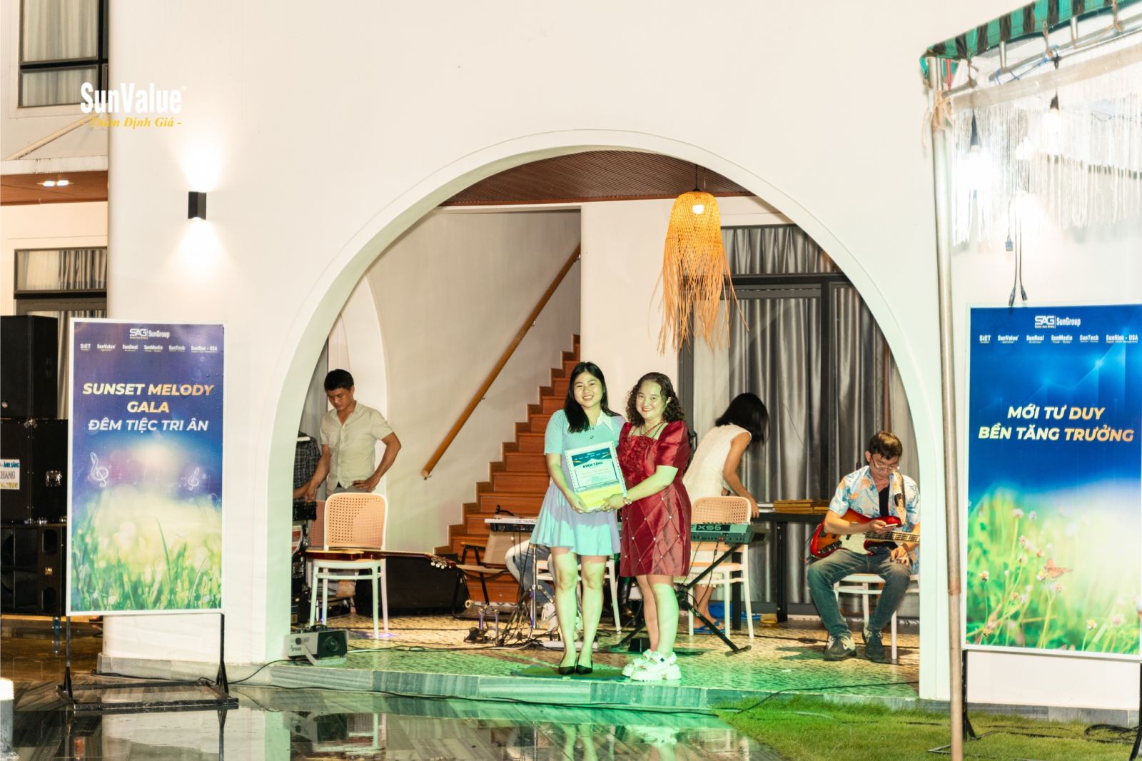 Tri ân và khen thưởng những CBNV có thành tích xuất sắc trong 6 tháng đầu năm